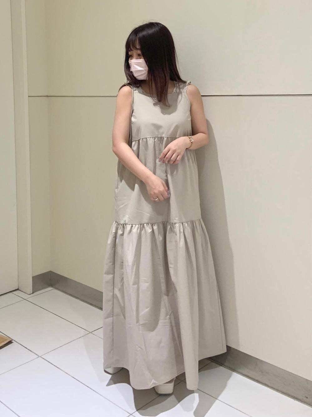 ホワイト系のタンクトップ、ホワイト系のサンダルを着用したレディースの春コーディネートの1枚目の写真