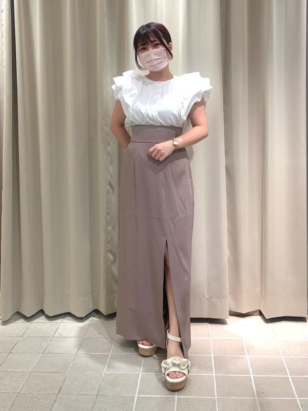 ホワイト系のサンダル、ホワイト系のシャツ/ブラウス、ブラウン系のスカートを着用したレディースの春コーディネートの1枚目の写真