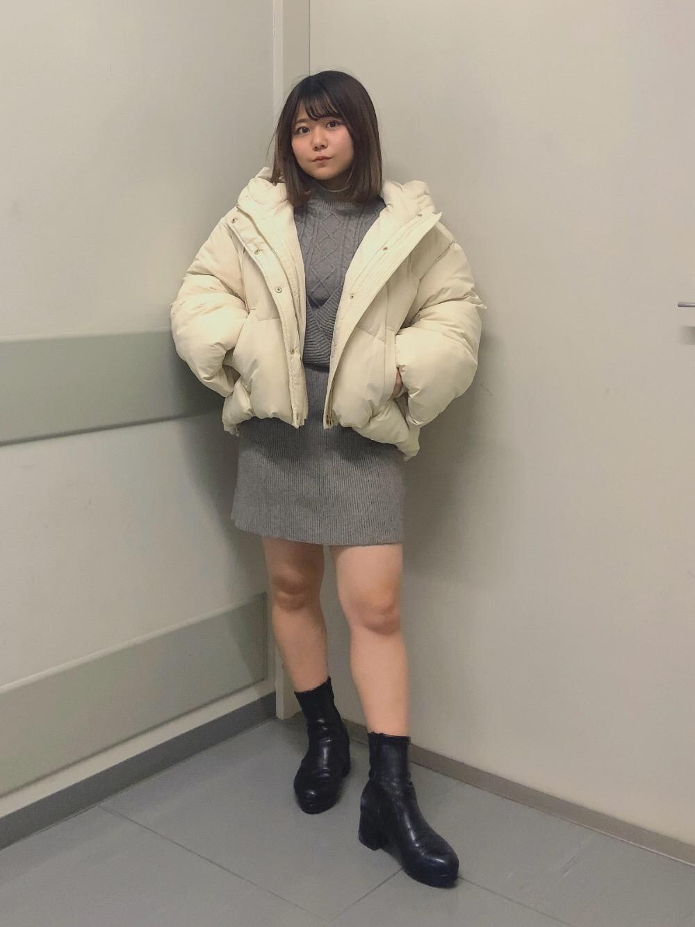 「フェミニン、MAJESTIC LEGON、低身長、マジェスティックレゴン、大人ファッション、骨格ウェーブ、骨格ストレート、からーこーで、イエべ秋、イエべ春」｜「MAJESTIC LEGONの【WEB限定XLサイズあり】フカフカヒールストレッチブーツ（ブーツ、ブラック系）」を使った、マジェスティックレゴン天王寺ミオ店スタッフさん（レディース・145cm）の冬コーディネートの1枚目の写真