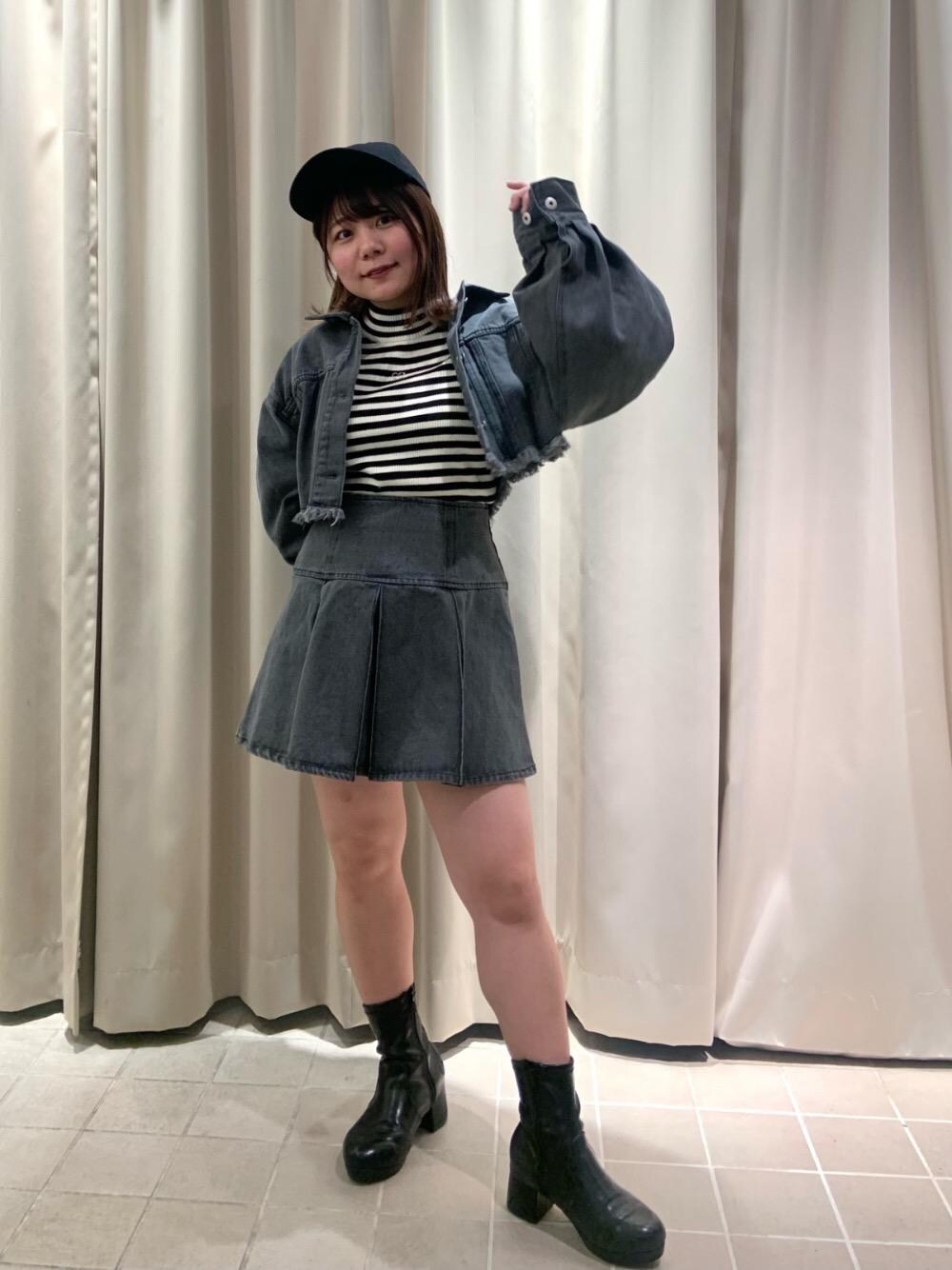 「フェミニン、MAJESTIC LEGON、低身長、マジェスティックレゴン、骨格ウェーブ、骨格ストレート、イエべ秋、モノトーンこーで、イエべ春、かジュアル」｜「MAJESTIC LEGONの【WEB限定XLサイズあり】フカフカヒールストレッチブーツ（ブーツ、ブラック系）」を使った、マジェスティックレゴン天王寺ミオ店スタッフさん（レディース・145cm）の冬コーディネートの1枚目の写真