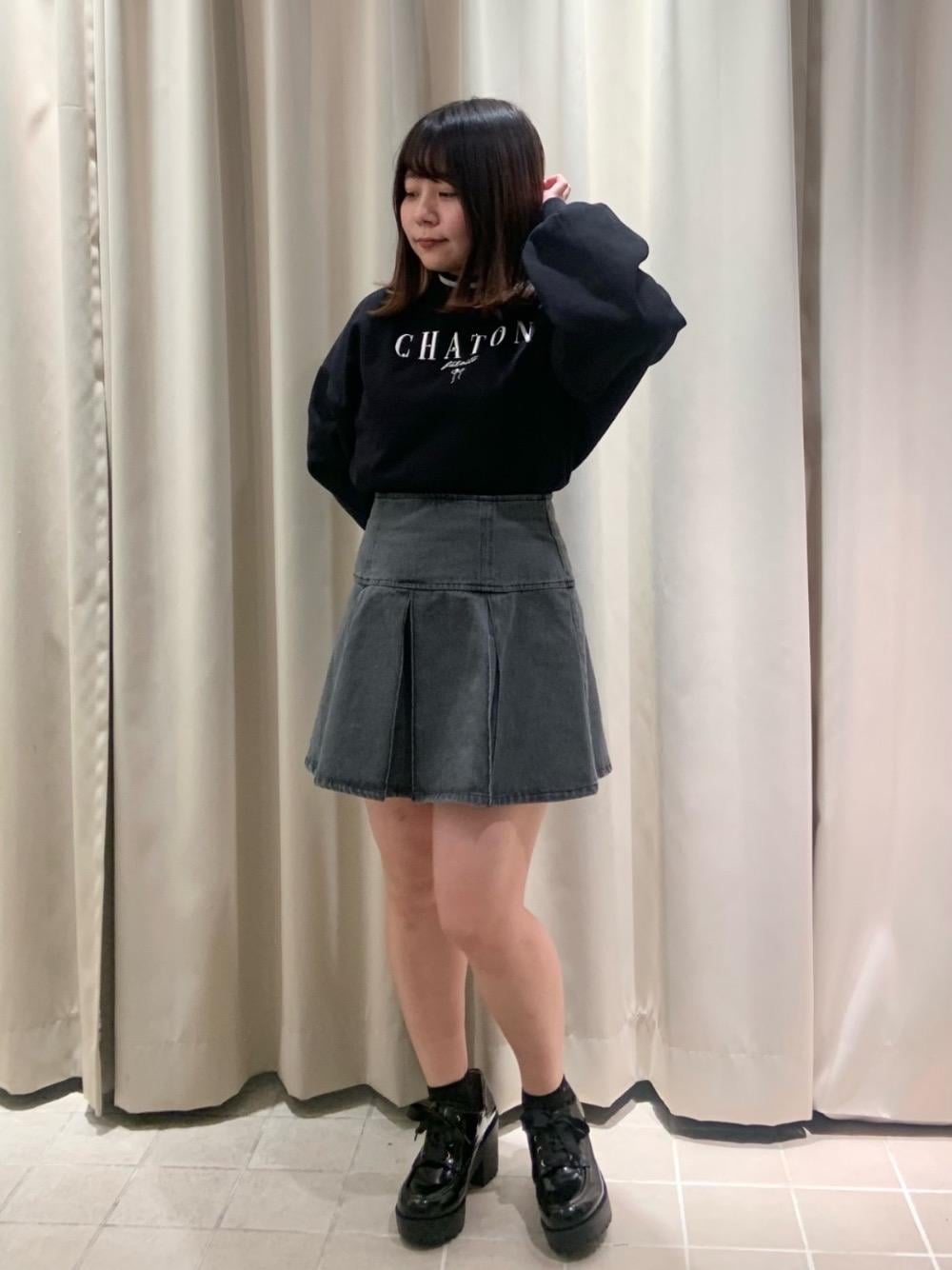 「フェミニン、MAJESTIC LEGON、低身長、マジェスティックレゴン、骨格ウェーブ、骨格ストレート、からーこーで、イエべ秋、モノトーンこーで、イエべ春」｜「MAJESTIC LEGONのハートラインストーンロゴニット（ニット/セーター、ブラック系）」を使った、マジェスティックレゴン天王寺ミオ店スタッフさん（レディース・145cm）の冬コーディネートの1枚目の写真