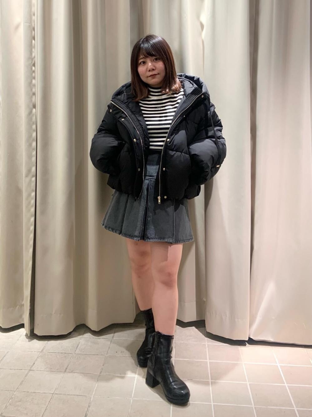 「フェミニン、MAJESTIC LEGON、低身長、マジェスティックレゴン、大人ファッション、骨格ウェーブ、骨格ストレート、イエべ秋、モノトーンこーで、イエべ春」｜「MAJESTIC LEGONの【WEB限定XLサイズあり】フカフカヒールストレッチブーツ（ブーツ、ブラック系）」を使った、マジェスティックレゴン天王寺ミオ店スタッフさん（レディース・145cm）の冬コーディネートの1枚目の写真