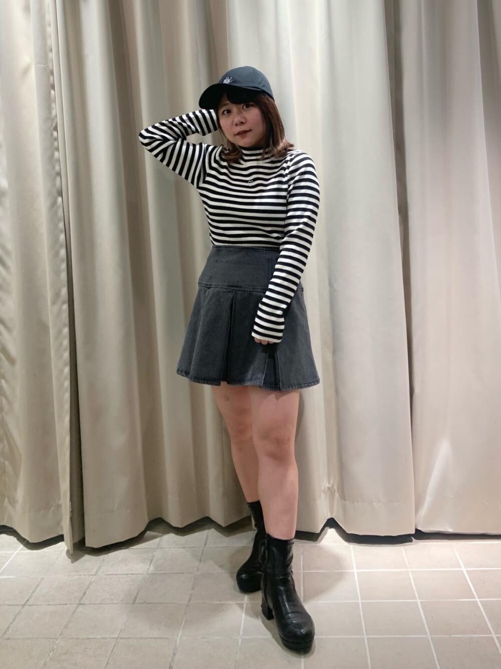 「フェミニン、MAJESTIC LEGON、低身長、マジェスティックレゴン、骨格ウェーブ、骨格ストレート、推し活、からーこーで、イエべ秋、イエべ春」｜「MAJESTIC LEGONの【WEB限定XLサイズあり】フカフカヒールストレッチブーツ（ブーツ、ブラック系）」を使った、マジェスティックレゴン天王寺ミオ店スタッフさん（レディース・145cm）の冬コーディネートの1枚目の写真