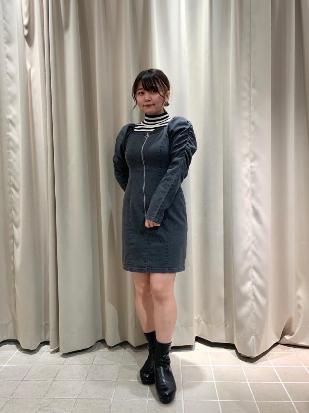 「フェミニン、MAJESTIC LEGON、低身長、マジェスティックレゴン、大人ファッション、骨格ウェーブ、骨格ストレート、イエべ秋、イエべ春、かジュアル」｜「MAJESTIC LEGONの【WEB限定XLサイズあり】フカフカヒールストレッチブーツ（ブーツ、ブラック系）」を使った、マジェスティックレゴン天王寺ミオ店スタッフさん（レディース・145cm）の冬コーディネートの1枚目の写真