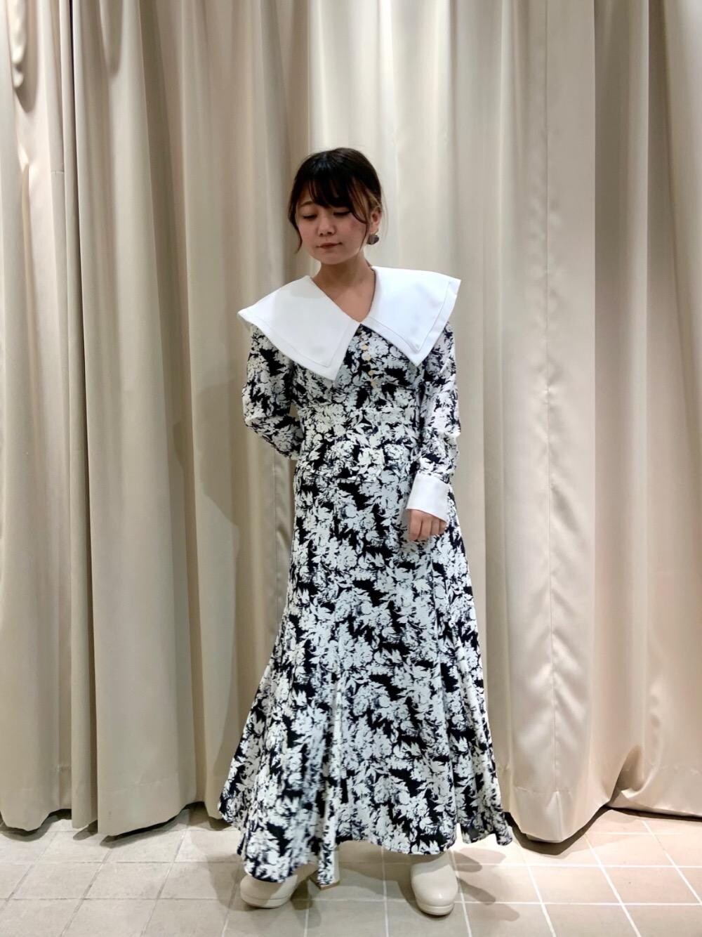 「フェミニン、MAJESTIC LEGON、低身長、マジェスティックレゴン、大人ファッション、骨格ウェーブ、骨格ストレート、からーこーで、イエべ秋、イエべ春」｜「MAJESTIC LEGONの【WEB限定XLサイズあり】フカフカヒールストレッチブーツ（ブーツ、ホワイト系）」を使った、マジェスティックレゴン天王寺ミオ店スタッフさん（レディース・145cm）の冬コーディネートの1枚目の写真