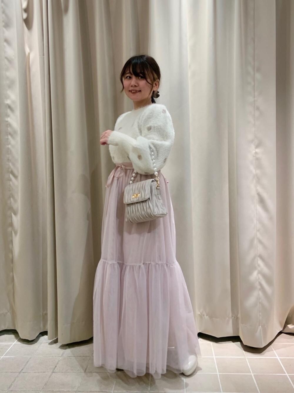 「フェミニン、MAJESTIC LEGON、低身長、マジェスティックレゴン、大人ファッション、骨格ウェーブ、骨格ストレート、からーこーで、イエべ秋、イエべ春」｜「MAJESTIC LEGONの【WEB限定XLサイズあり】フカフカヒールストレッチブーツ（ブーツ、ホワイト系）」を使った、マジェスティックレゴン天王寺ミオ店スタッフさん（レディース・145cm）の冬コーディネートの1枚目の写真