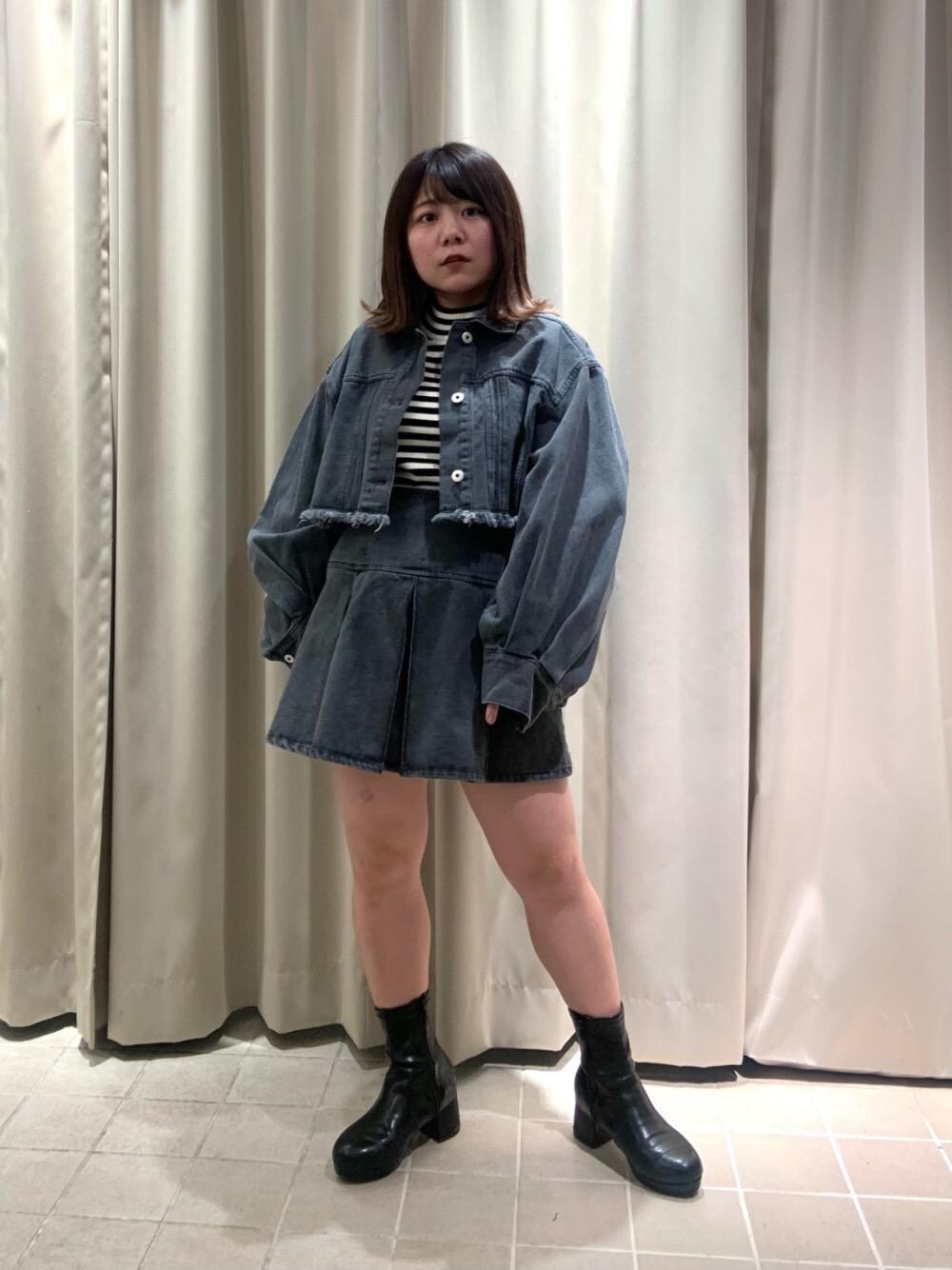 「フェミニン、MAJESTIC LEGON、低身長、マジェスティックレゴン、骨格ウェーブ、骨格ストレート、イエべ秋、モノトーンこーで、イエべ春、かジュアル」｜「MAJESTIC LEGONの【WEB限定XLサイズあり】フカフカヒールストレッチブーツ（ブーツ、ブラック系）」を使った、マジェスティックレゴン天王寺ミオ店スタッフさん（レディース・145cm）の冬コーディネートの1枚目の写真