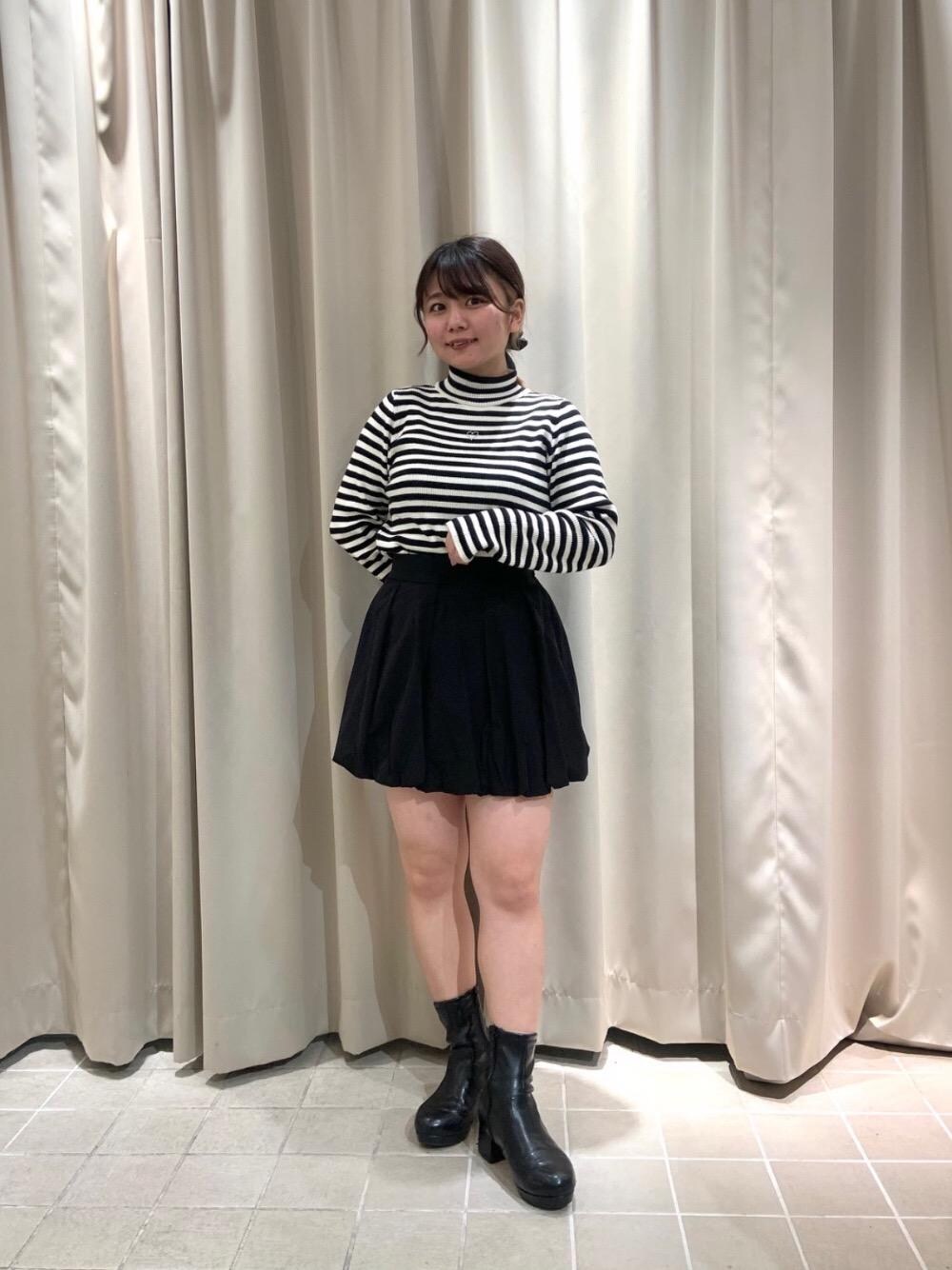 「大人カジュアル、フェミニン、MAJESTIC LEGON、低身長、マジェスティックレゴン、骨格ウェーブ、骨格ストレート、イエべ秋、モノトーンこーで、イエべ春」｜「MAJESTIC LEGONの【WEB限定XLサイズあり】フカフカヒールストレッチブーツ（ブーツ、ブラック系）」を使った、マジェスティックレゴン天王寺ミオ店スタッフさん（レディース・145cm）の冬コーディネートの1枚目の写真