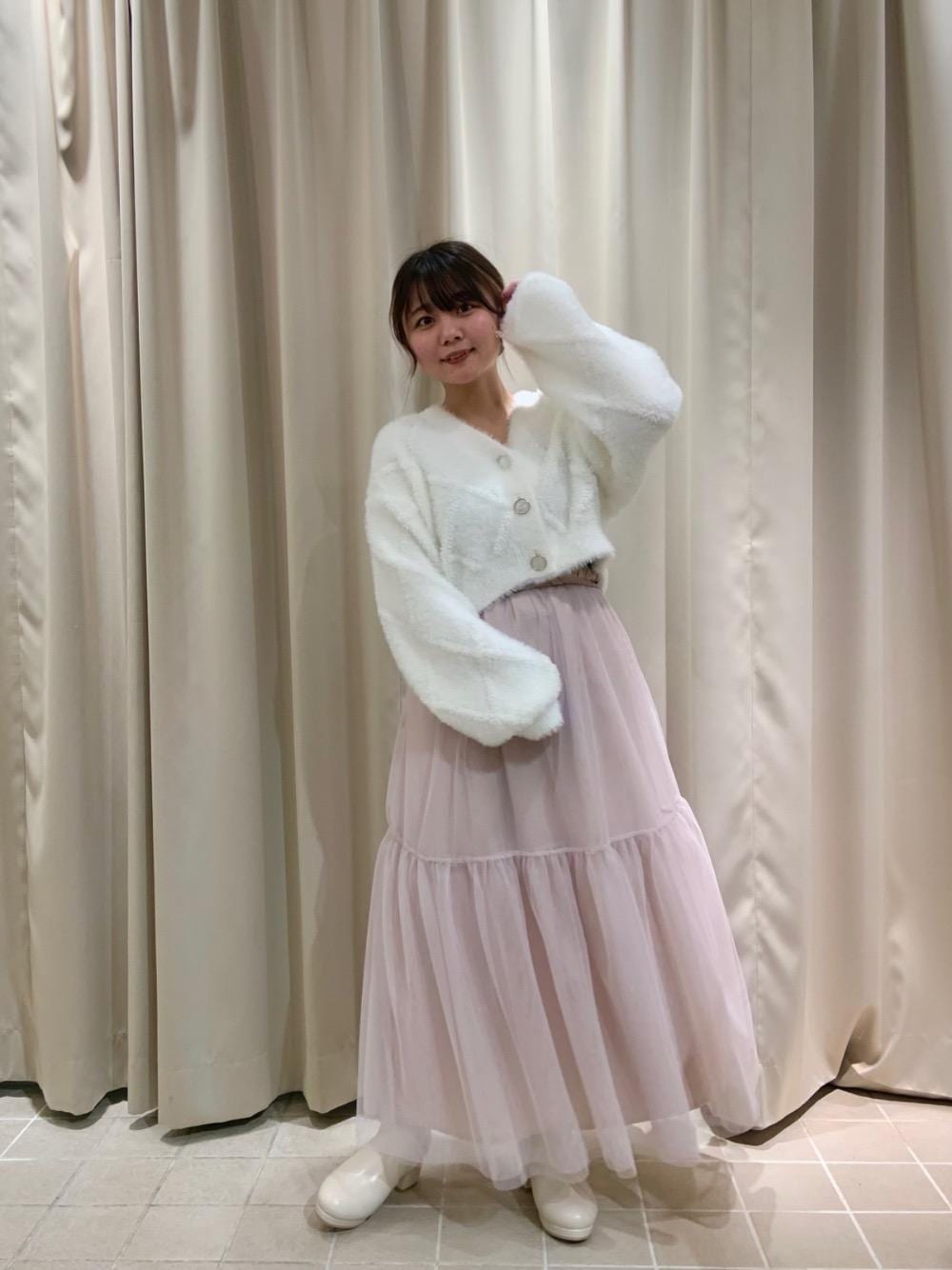 「フェミニン、MAJESTIC LEGON、低身長、マジェスティックレゴン、ニュアンスカラー、骨格ウェーブ、骨格ストレート、からーこーで、イエべ秋、イエべ春」｜「MAJESTIC LEGONのダイヤ柄シャギーニットカーディガン（カーディガン/ボレロ、ホワイト系）」を使った、マジェスティックレゴン天王寺ミオ店スタッフさん（レディース・145cm）の冬コーディネートの1枚目の写真