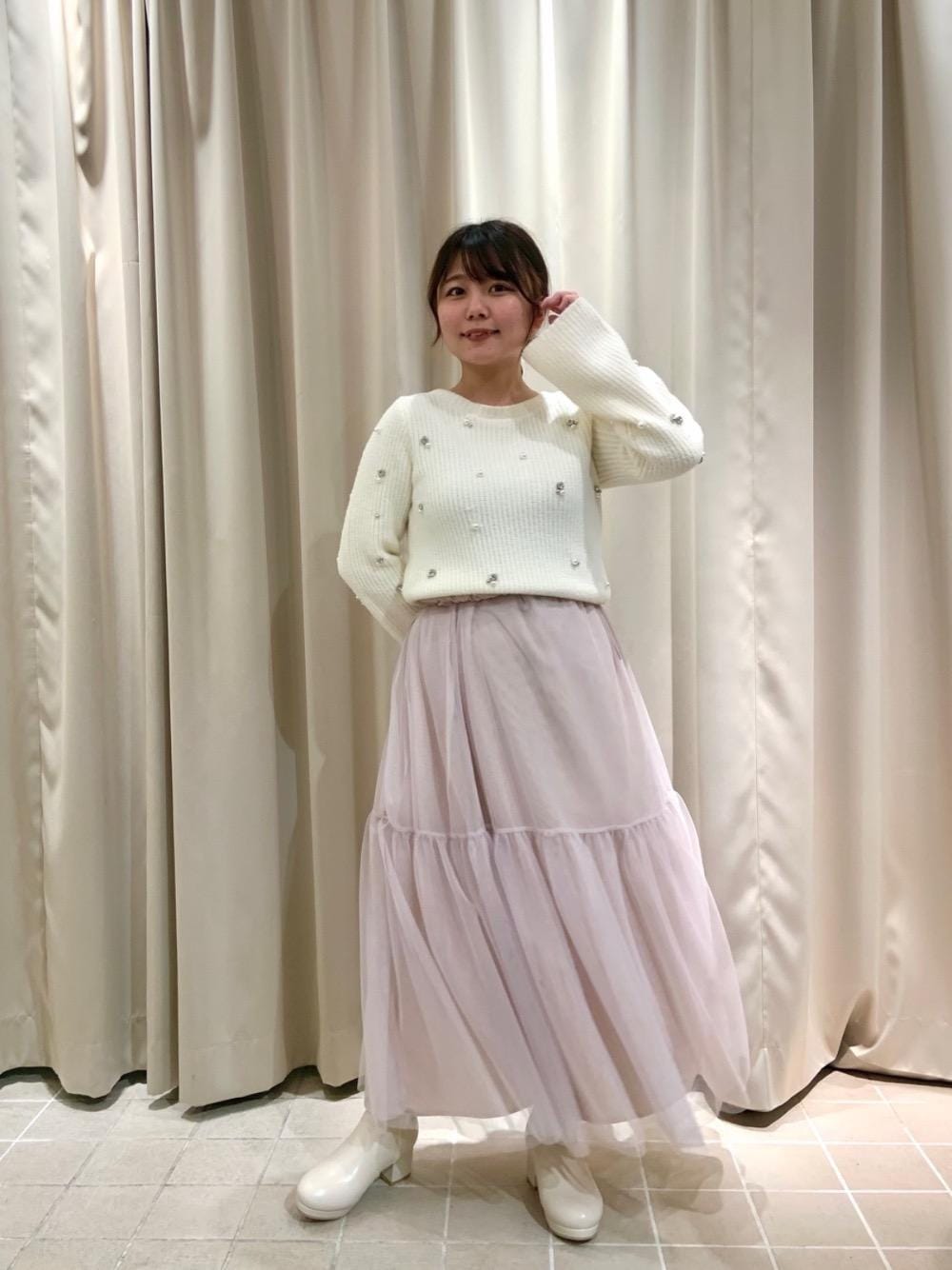 「フェミニン、MAJESTIC LEGON、低身長、マジェスティックレゴン、ニュアンスカラー、骨格ウェーブ、骨格ストレート、イエべ秋、モノトーンこーで、イエべ春」｜「MAJESTIC LEGONの【WEB限定XLサイズあり】フカフカヒールストレッチブーツ（ブーツ、ホワイト系）」を使った、マジェスティックレゴン天王寺ミオ店スタッフさん（レディース・145cm）の冬コーディネートの1枚目の写真