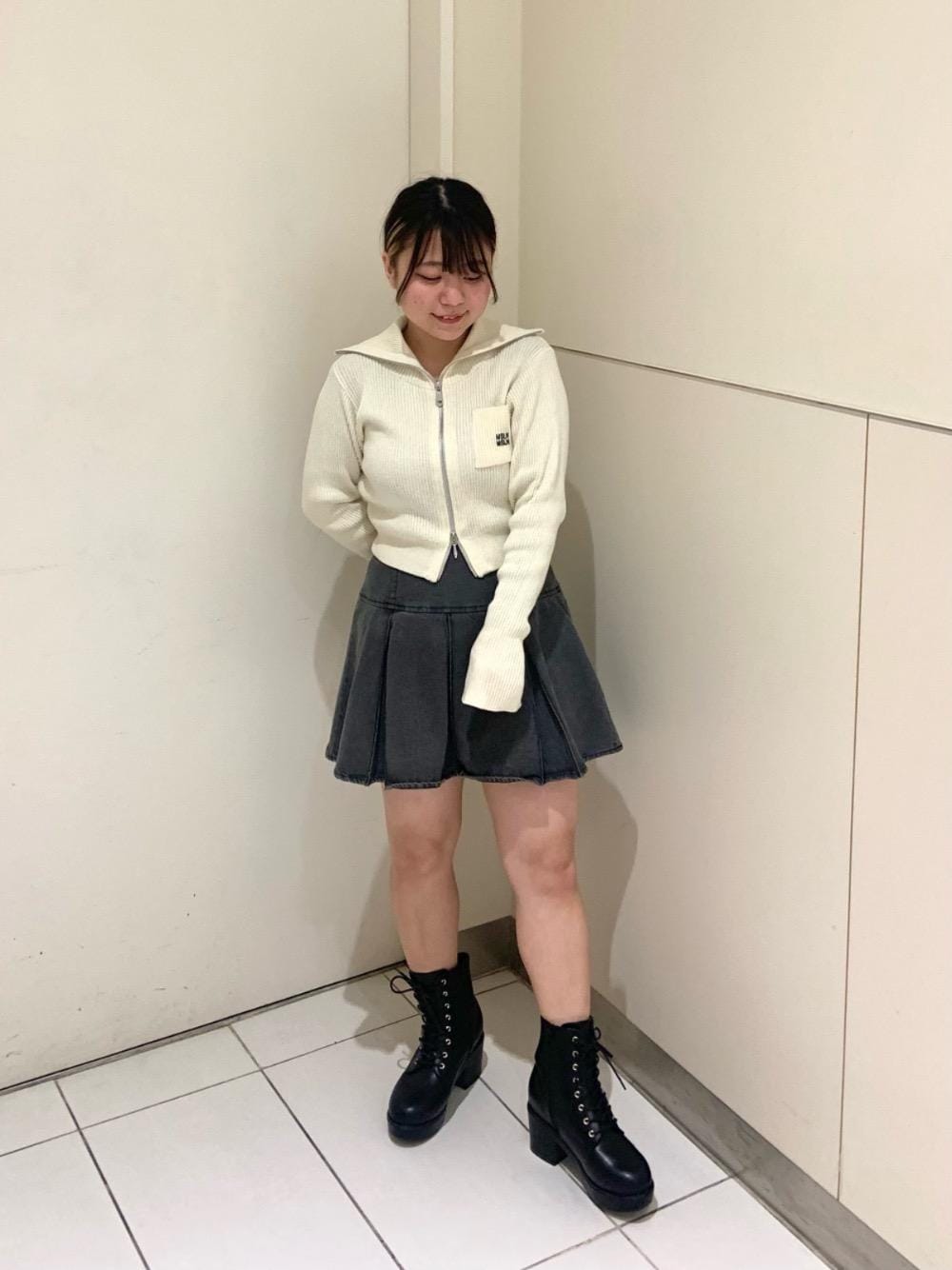 「フェミニン、ミニ、MAJESTIC LEGON、低身長、マジェスティックレゴン、骨格ウェーブ、骨格ストレート、イエべ秋、モノトーンこーで、イエべ春」｜「MAJESTIC LEGONの【WEB限定XLサイズあり】ボリュームレースアップブーツ（ブーツ、ブラック系）」を使った、マジェスティックレゴン天王寺ミオ店スタッフさん（レディース・145cm）の冬コーディネートの1枚目の写真