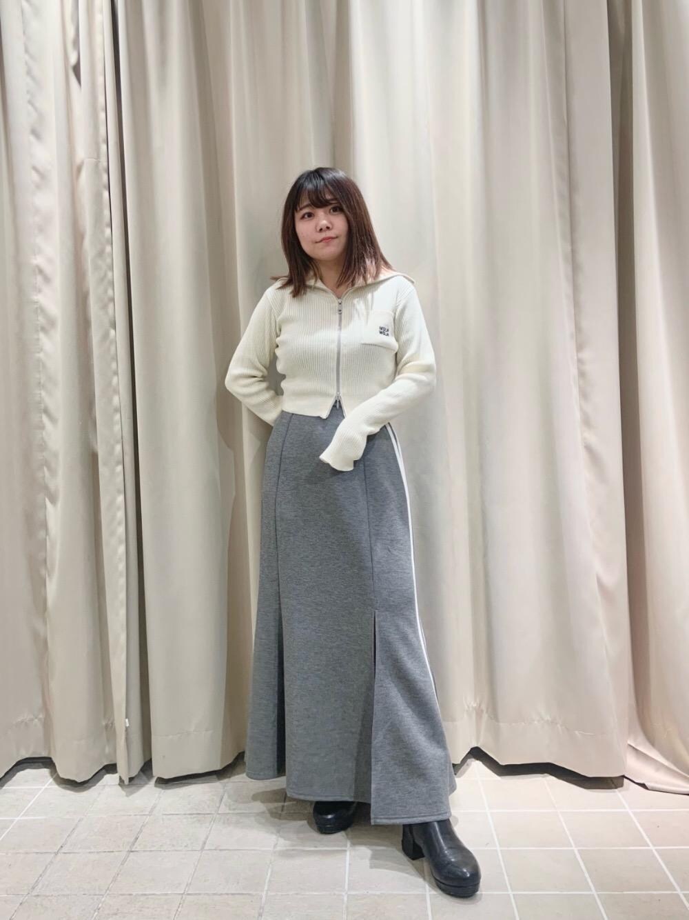 「フェミニン、MAJESTIC LEGON、低身長、マジェスティックレゴン、骨格ウェーブ、骨格ストレート、からーこーで、イエべ秋、モノトーンこーで、イエべ春」｜「MAJESTIC LEGONの【WEB限定XLサイズあり】フカフカヒールストレッチブーツ（ブーツ、ブラック系）」を使った、マジェスティックレゴン天王寺ミオ店スタッフさん（レディース・145cm）の冬コーディネートの1枚目の写真