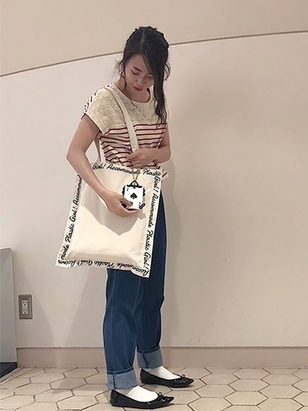 「デニム、トートバッグ、パンプス、ボーダー、disney、ディズニー、アリス、東京ソラマチ、accommode、アコモデ」｜「ACCOMMODEのプラスチックガールトートバッグ（エコバッグ/サブバッグ、ホワイト系）」を使った、ACCOMMODE 東京ソラマチ店さん（レディース・155cm）の夏コーディネートの1枚目の写真