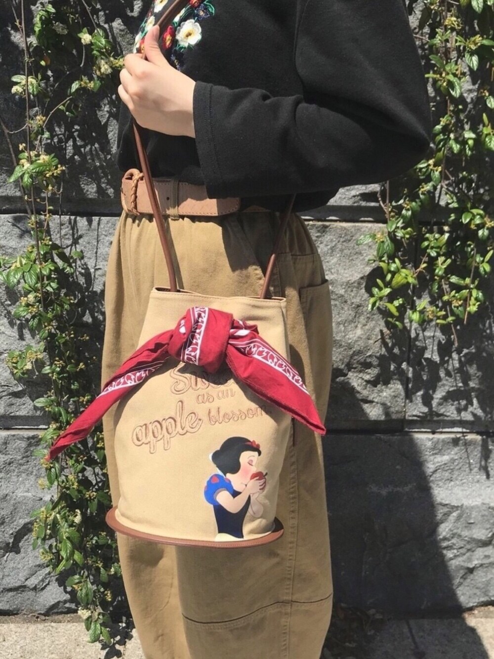 ベージュ系のショルダーバッグを着用したレディースの夏コーディネートの1枚目の写真