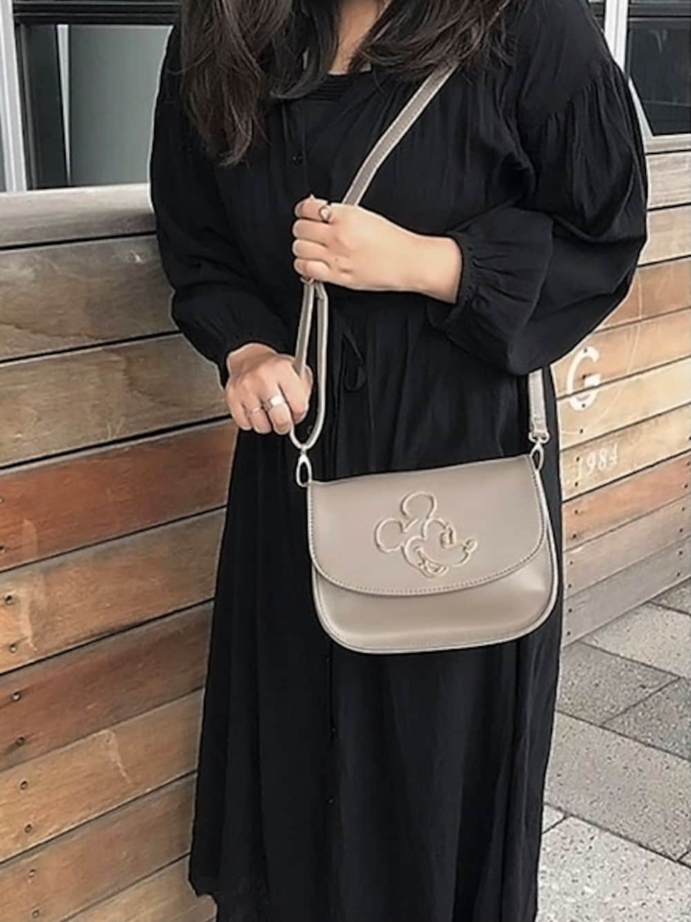 グレー系のショルダーバッグを着用したレディースの夏コーディネートの1枚目の写真