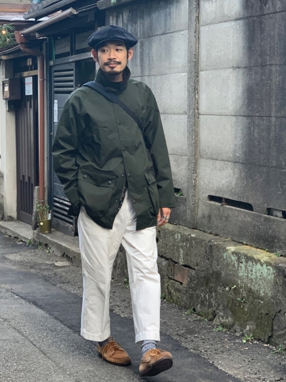 「beams plus、barbour、バブアー、ホワイトパンツ、RANCOURT、キャスケット、STANDARD SUPPLY、たすき掛け、BEDALE、白パンツ」｜「BEAMS PLUSのBarbour × BEAMS PLUS / 別注 ハイスペック BEDALE CLASSIC FIT（ブルゾン、グリーン系）」を使った、Naoki_Sakumaさん（メンズ・181cm）の春コーディネートの1枚目の写真