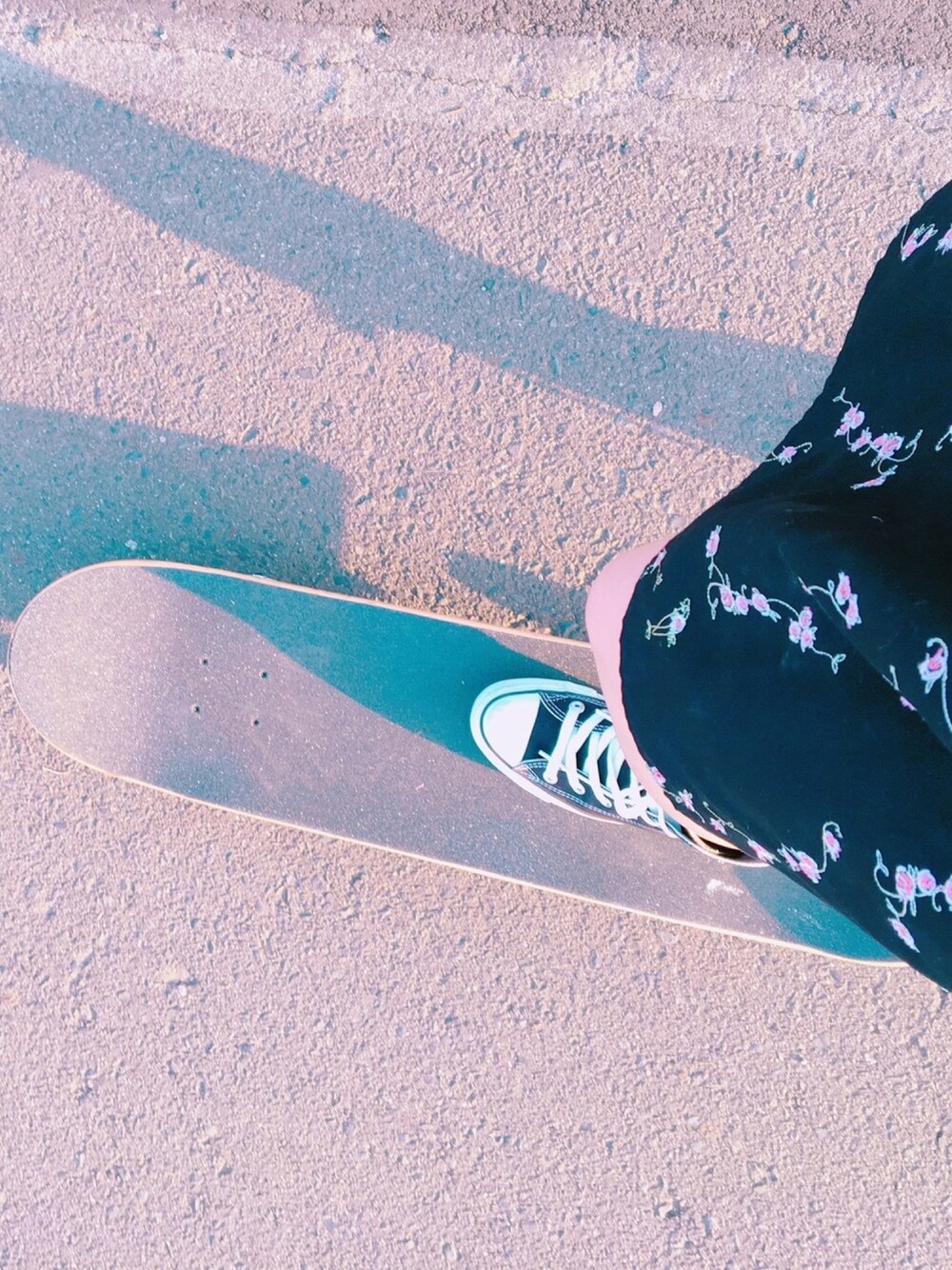 「ゆきんこーで、休日コーデ、dazzlin、ワンピース、スニーカー、スケボー」｜「CONVERSEのconverse（コンバース） ALL STAR HI（オールスターHI）（スニーカー、ブラック系）」を使った、ゆきんこ⊿さん（レディース・156cm）の春コーディネートの1枚目の写真