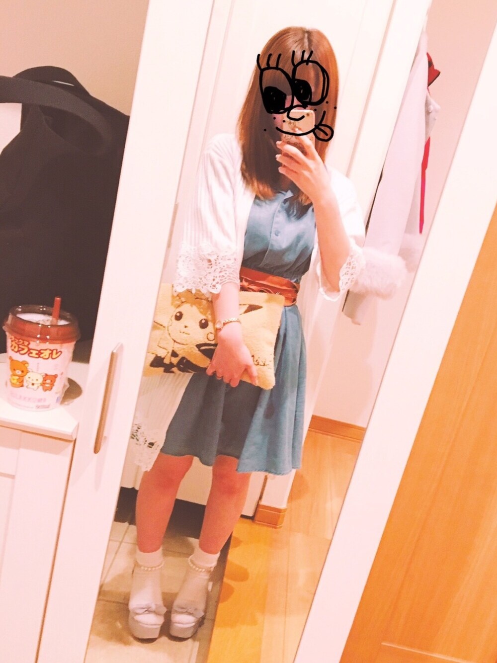 「ゆきんこーで、休日コーデ、デニム、デニムワンピ、ピカチュウ、橋本奈々未、西野七瀬」｜「TITTY&CO.のパールリボンサンダル（サンダル、ブルー系）」を使った、ゆきんこ⊿さん（レディース・156cm）の春コーディネートの1枚目の写真