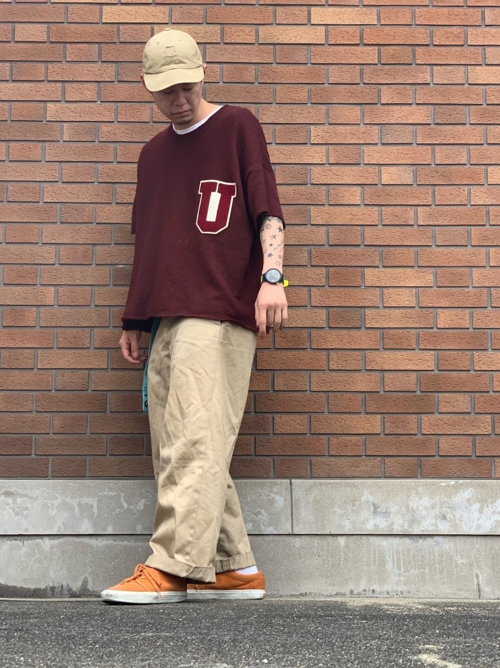 「おしゃれさんと繋がりたい、カジュアルコーデ、スニーカーコーデ、ビッグシルエット、Tシャツ、キャップ、チノパン、スケータースタイル、春夏コーデ」｜「master-pieceのアイテム（Tシャツ/カットソー、レッド系）」を使った、sugurulimさん（メンズ・176cm）の春コーディネートの1枚目の写真