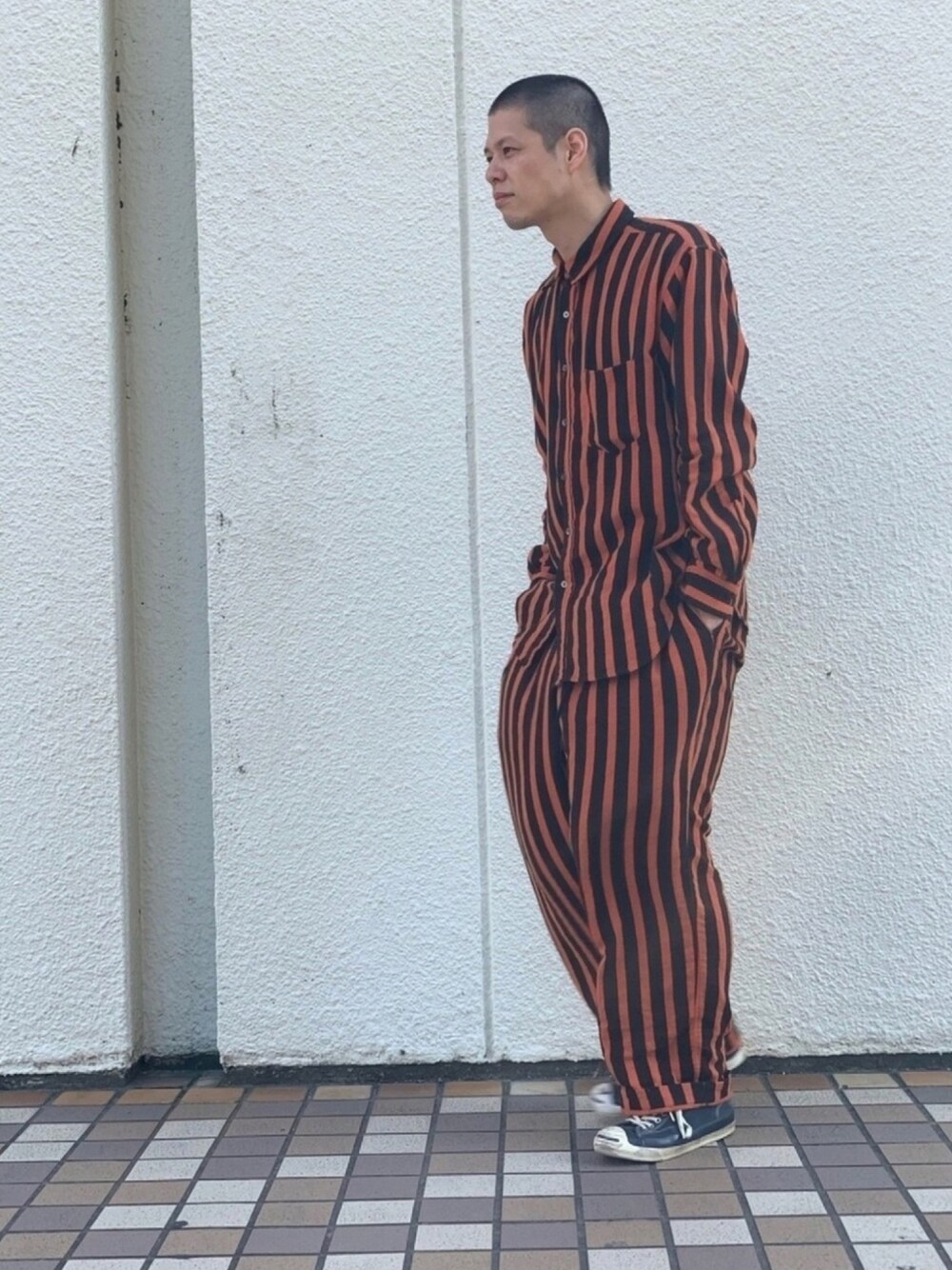 「スニーカー、セットアップ、ストリート、ストライプ、おしゃれさんと繋がりたい、シャツスタイル、カジュアル、黒、スウエットパンツ、春夏コーデ」｜「s.k. manor hillのアイテム（シャツ/ブラウス、オレンジ系）」を使った、sugurulimさん（メンズ・176cm）の春コーディネートの1枚目の写真