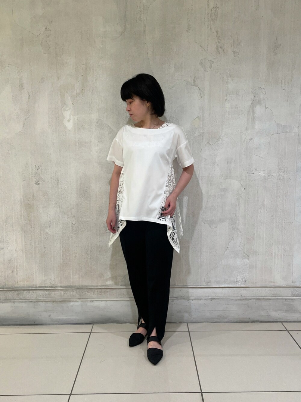 ブラック系のその他パンツ、ホワイト系のシャツ/ブラウスを着用したレディースの夏コーディネートの1枚目の写真