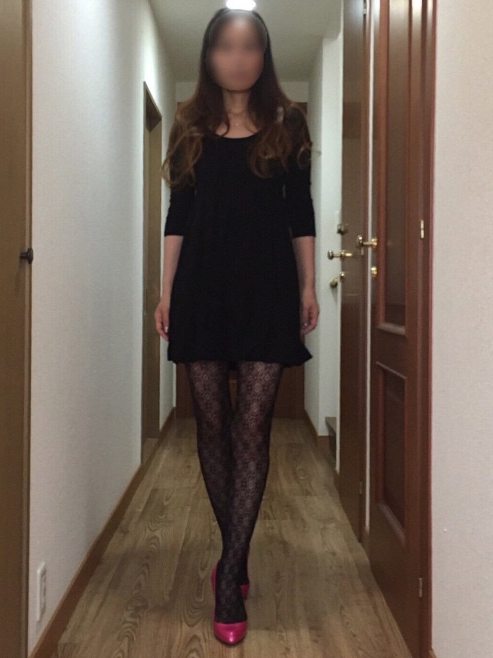 「ミニワンピース、網タイツ、ピンクヒール」｜「Sergio rossiのアイテム（パンプス、ピンク系）」を使った、ももこさん（レディース・168cm）の夏コーディネートの1枚目の写真