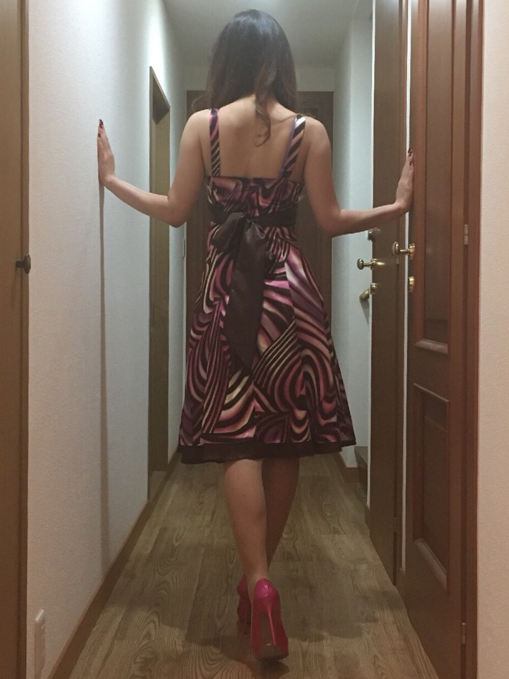 ピンク系のパンプス、その他のその他を着用したレディースの秋コーディネートの1枚目の写真