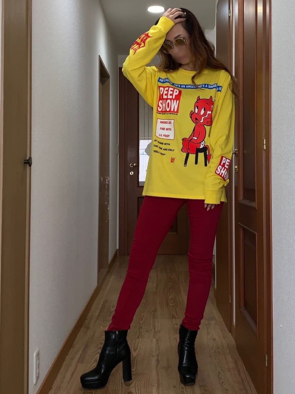 「長袖Tシャツ、カラーデニム、ショートブーツ、サングラス、コラボTシャツ」｜「miu miuのアイテム（ブーツ、ブラック系）」を使った、ももこさん（レディース・168cm）の春コーディネートの1枚目の写真