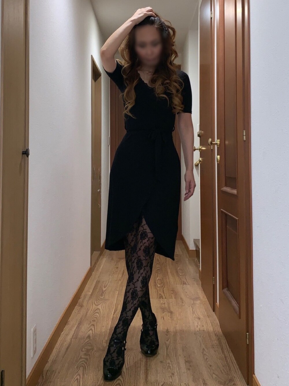 ブラック系のパンプス、ブラック系のワンピース、ブラック系のタイツ/ストッキングを着用したレディースの夏コーディネートの1枚目の写真