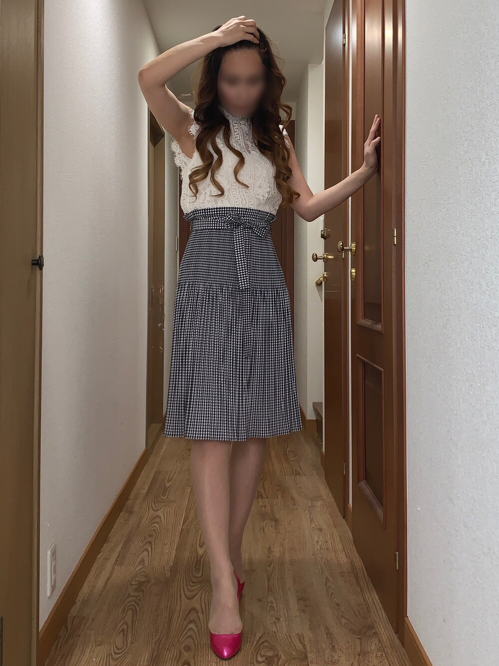 ピンク系のパンプス、ブラック系のスカート、その他のシャツ/ブラウスを着用したレディースの夏コーディネートの1枚目の写真