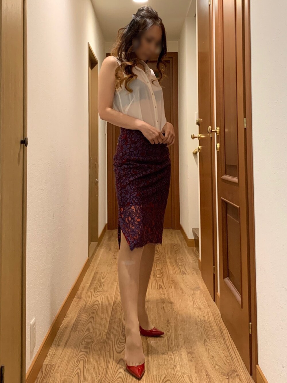 「レーススカート、シアータイツ、赤ヒール、ピンヒール、カーディガン、コート、ハーフアップ、LV、LV いぬ」｜「Christian Louboutinの赤ハイヒール（パンプス、レッド系）」を使った、ももこさん（レディース・168cm）の秋コーディネートの1枚目の写真