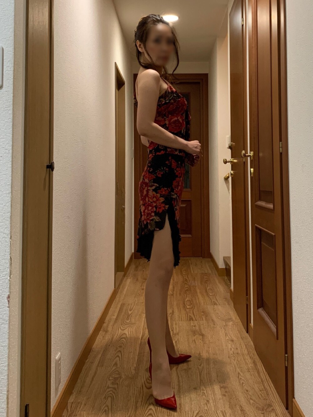 レッド系のパンプス、レッド系のワンピース/ドレス、その他のその他を着用したレディースの冬コーディネートの1枚目の写真