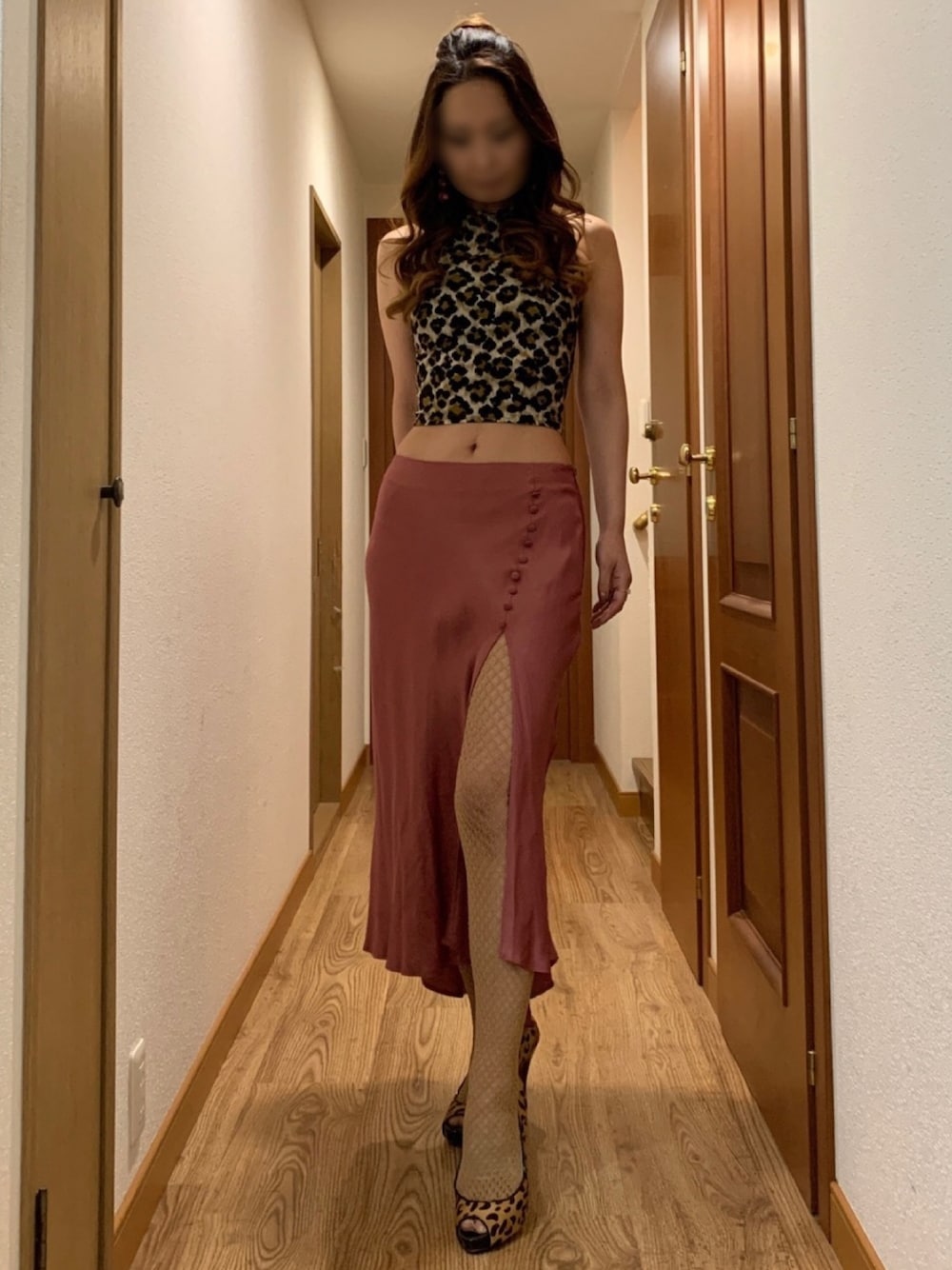 ブラウン系のパンプス、ピンク系のスカート、その他のその他を着用したレディースの冬コーディネートの1枚目の写真