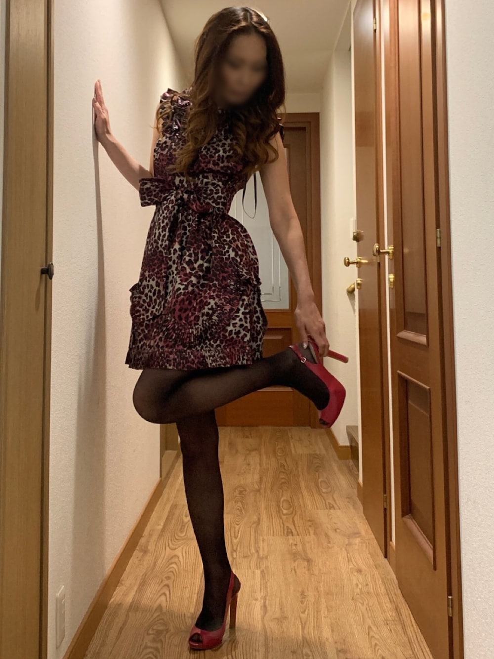 レッド系のパンプス、ピンク系のワンピース、その他のその他を着用したレディースの春コーディネートの1枚目の写真