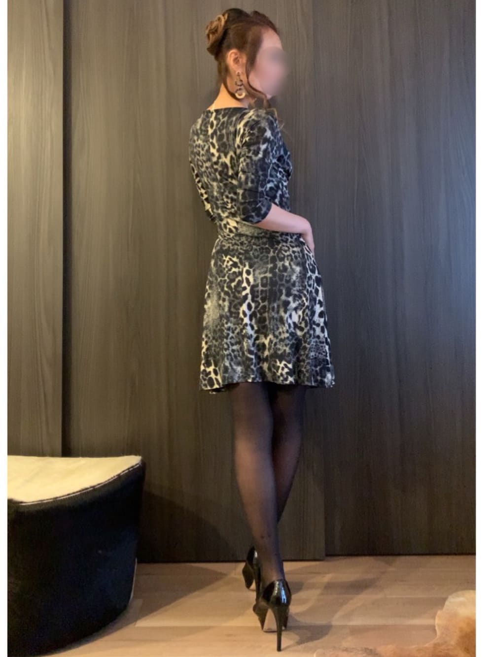 「レオパード、長袖ワンピース、オープントゥ、ピンヒール、アップヘア、ピアス、シアータイツ、ローリングストーンズ」｜「miu miuのmiumiuオープントゥエナメルヒール（パンプス、ブラック系）」を使った、ももこさん（レディース・168cm）の秋コーディネートの1枚目の写真