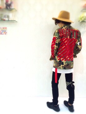 「OFF-WHITE」｜「アイテム（ミリタリージャケット）」を使った、酒井晟史さん（メンズ・169cm）の春コーディネート