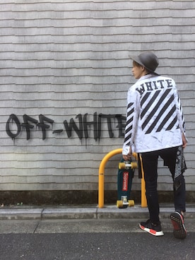 「OFF-WHITE」｜「アイテム（ミリタリージャケット）」を使った、酒井晟史さん（メンズ・169cm）の秋コーディネート