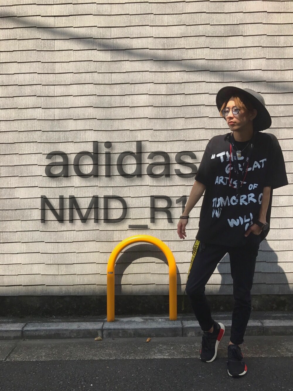 「スニーカー、adidas、NMD、オールブラック、おしゃれさんと繋がりたい、ブラック、NIKE」｜「adidasのオリジナルス エヌエムディー[NMD_R1]（スニーカー、ブラック系）」を使った、酒井晟史さん（メンズ・169cm）の秋コーディネートの1枚目の写真