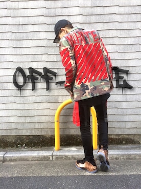 「OFF-WHITE」｜「アイテム（ミリタリージャケット）」を使った、酒井晟史さん（メンズ・169cm）の秋コーディネート