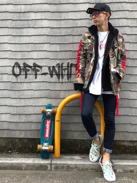「OFF-WHITE」｜「アイテム（ミリタリージャケット）」を使った、酒井晟史さん（メンズ・169cm）の秋コーディネート