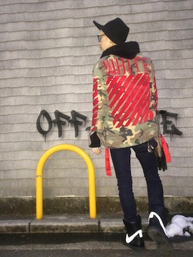 「off white」｜「アイテム（ミリタリージャケット）」を使った、酒井晟史さん（メンズ・169cm）の冬コーディネート