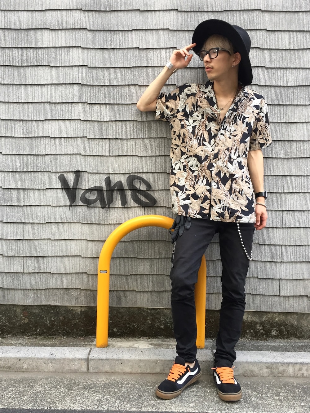 「夏、おしゃれさんと繋がりたい、アロハシャツ、柄シャツ、スニーカー、バンズ、VANS、フォローミー、休日スタイル、ハット」｜「ZARAのアイテム（シャツ/ブラウス、ベージュ系）」を使った、酒井晟史さん（メンズ・169cm）の夏コーディネートの1枚目の写真