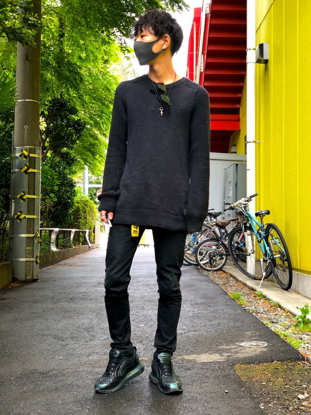「オフホワイト、NIKE、ナイキ、スニーカー、スニーカーコーデ、ニット」｜「off whiteのアイテム（ファッション雑貨、イエロー系）」を使った、酒井晟史さん（メンズ・169cm）の春コーディネートの1枚目の写真