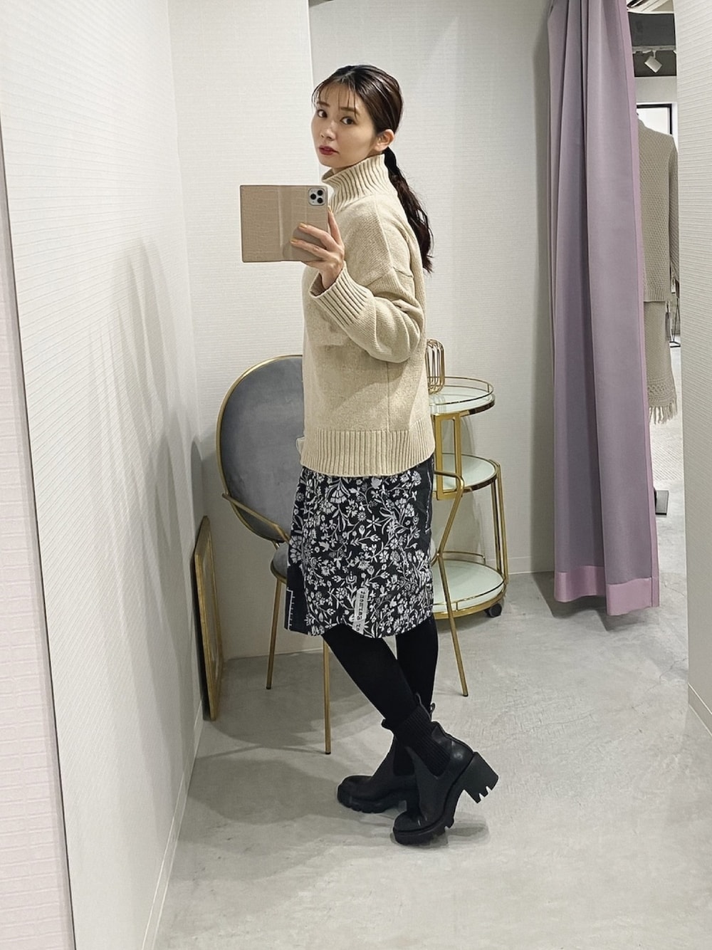 「大人カジュアル、ベージュコーデ、カジュアル、大人女子、レイヤードスタイル、MM6、花柄ワンピース、シャツワンピ、ウールニット、ハイネック」｜「MODE ROBEのハイネックカラーニット　ハイネック ニット（ニット/セーター、ベージュ系）」を使った、篠原真衣さん（レディース・169cm）の冬コーディネートの1枚目の写真