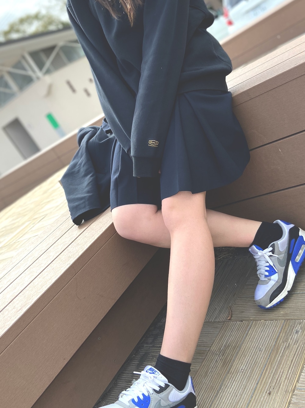 「制服アレンジ、制服RVCA、rvca、rvcagather、冬コーデ、NIKE AIR MAX、冬、オーバーサイズ、スニーカー」｜「RVCAのRVCA/ルーカ　ビッグシルエット  ロゴスウェット  BA044-025（スウェット、ブラック系）」を使った、k e y  . さん（レディース・162cm）の冬コーディネートの1枚目の写真