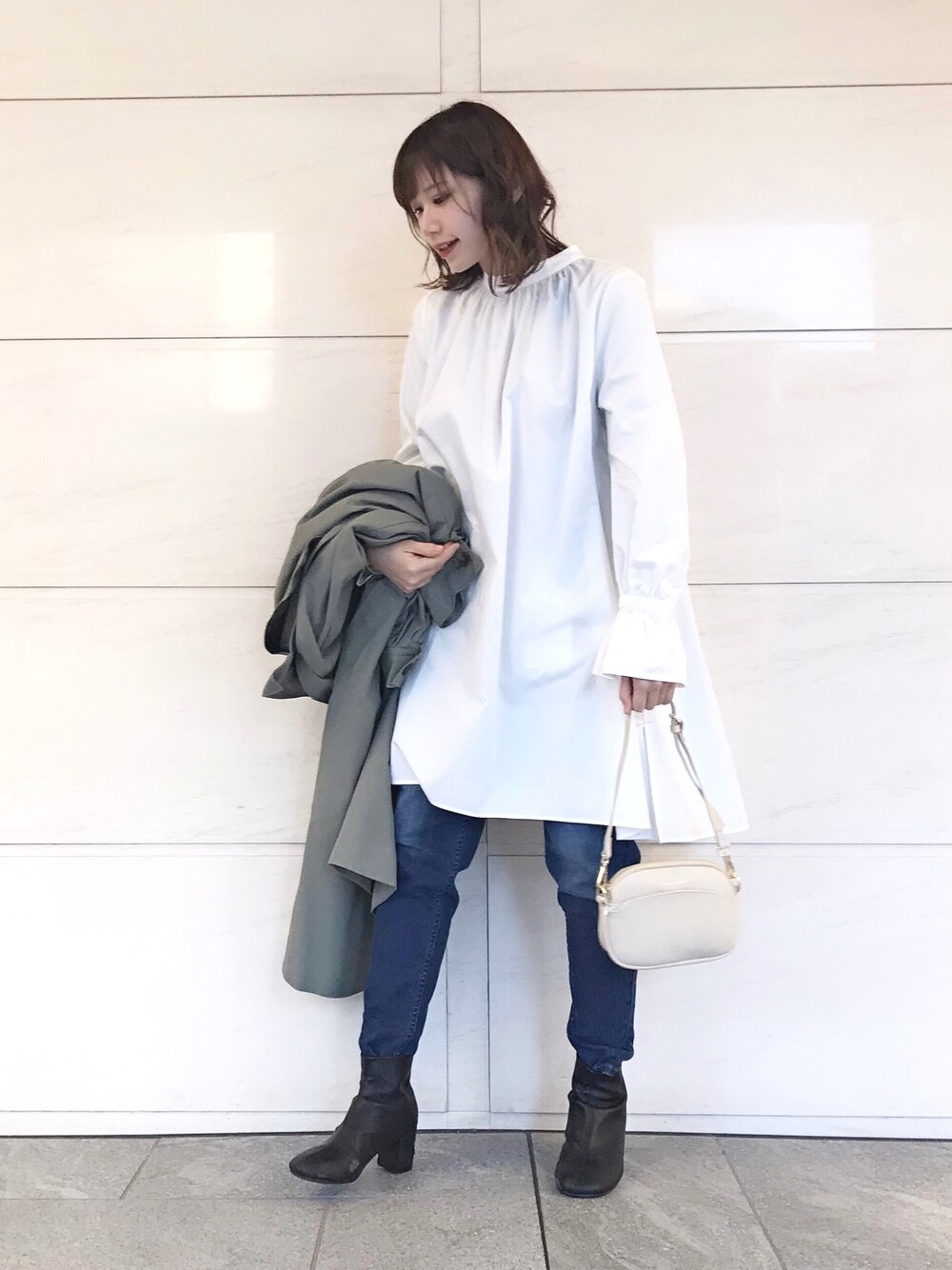 「私の推しブランド、Sonny　Label、春コーデ、いいね、save、フォローお願いします🤑、フォローミー、シンプル、デニム、大人カジュアル、トレンチコート、シンプルコーデ」｜「URBAN RESEARCH Sonny Labelのスタンドカラーチュニックブラウス（シャツ/ブラウス、ホワイト系）」を使った、はつねさん（レディース・158cm）の冬コーディネートの1枚目の写真
