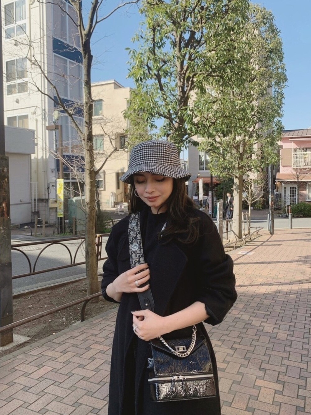 「blackandwhite、TOKYO、Japan、hat、cool、オールブラック」｜「Bershkaのアイテム（ハット、その他）」を使った、erikabocalanさん（レディース・160cm）の冬コーディネートの1枚目の写真