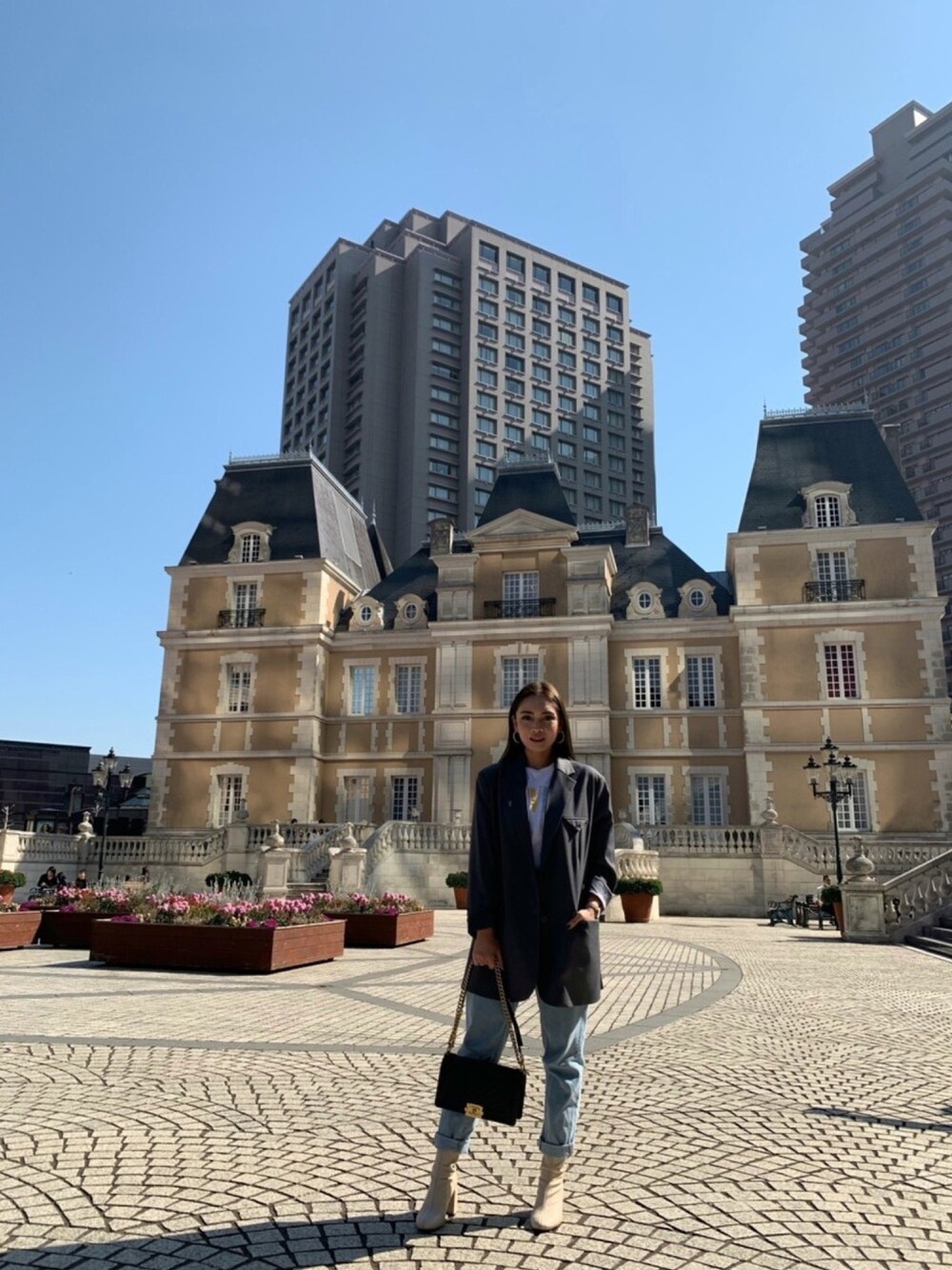 「jeans、blazer、chanel、ZARA、LOWRYS FARM、Levi's」｜「Levi'sのアイテム（Tシャツ/カットソー、ホワイト系）」を使った、erikabocalanさん（レディース・160cm）の冬コーディネートの1枚目の写真