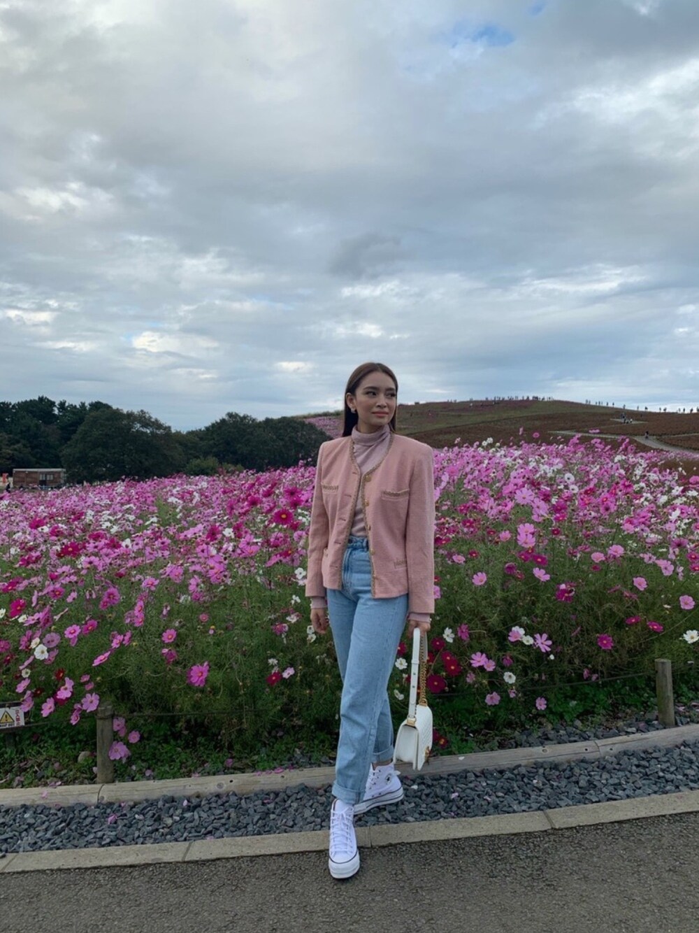 「白スニーカー、converse、Cute」｜「ZARAのアイテム（ニット/セーター、ピンク系）」を使った、erikabocalanさん（レディース・160cm）の冬コーディネートの1枚目の写真