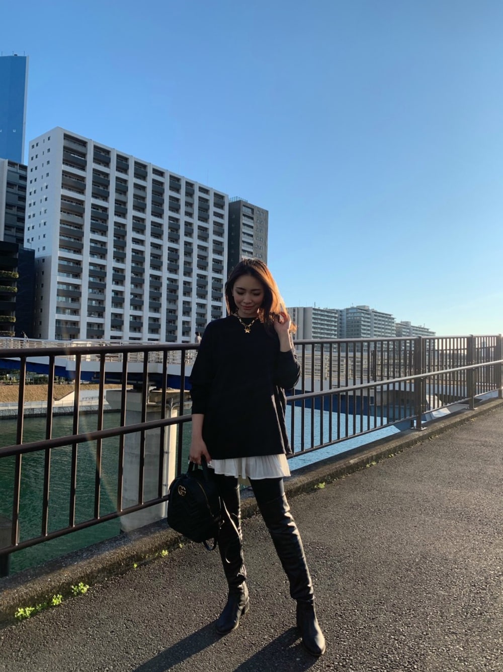 「オールブラック、東京、cool」｜「GUのアイテム（スウェット、ブラック系）」を使った、erikabocalanさん（レディース・160cm）の冬コーディネートの1枚目の写真